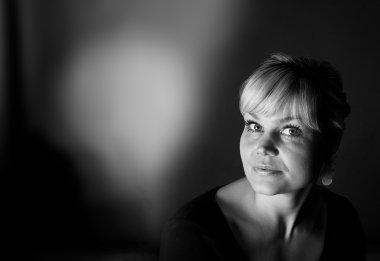 Stüdyo portre sevimli sarışın kız