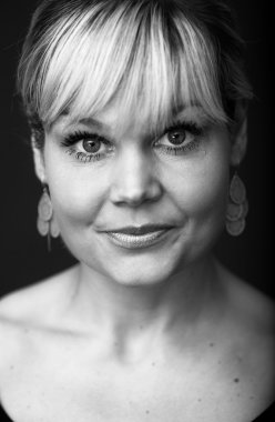 Stüdyo portre sevimli sarışın kız