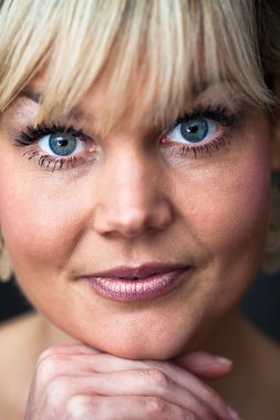 Stüdyo portre sevimli sarışın kız