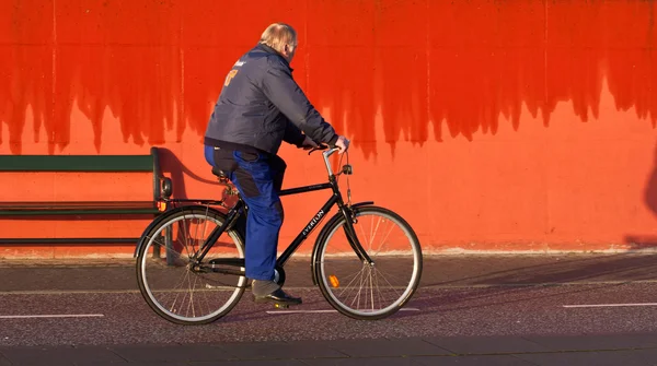 Férfi kerékpár sziget fanoe, Dánia — Stock Fotó