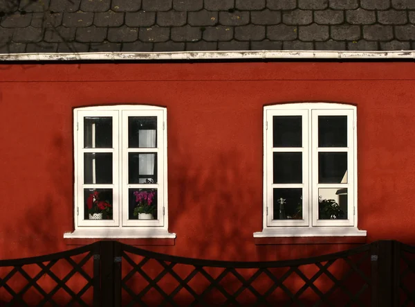 Ablak részletek egy piros ház sziget fanoe, Dánia — Stock Fotó