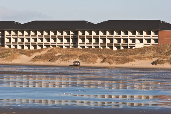 Riflessione sulla casa sulla spiaggia Isola di Fanoe in Danimarca — Foto Stock