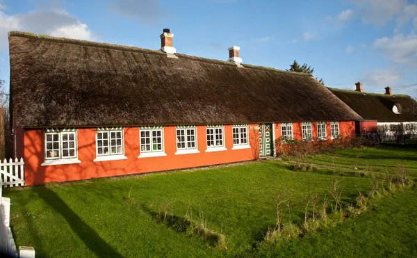 Gamla hus med orange röda väggar. ö av fanoe i Danmark — Stockfoto