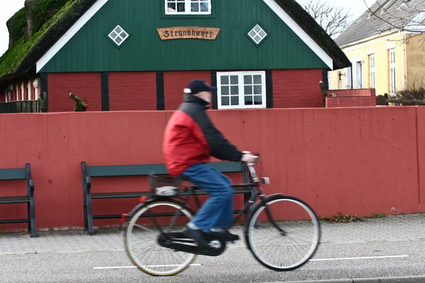 Mannen på cykel ön fanoe i Danmark — Stockfoto