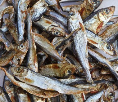 bir yığın üzerinde küçük kurutulmuş balıklar bol