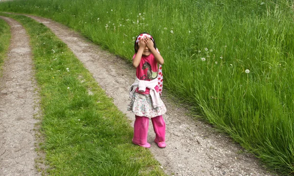 Meninas pegando flores — Fotografia de Stock