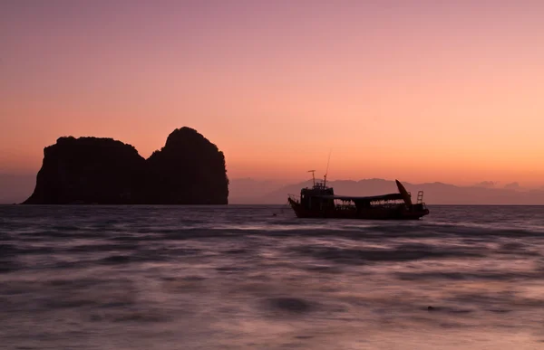 Tramonto sulla spiaggia dell'isola di Koh Ngai Thailandia — Foto Stock