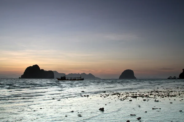 Tramonto sulla spiaggia dell'isola di Koh Ngai Thailandia — Foto Stock
