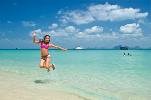 Meisje in het water liggen — Stockfoto