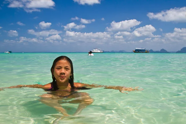 Menina nadando na água — Fotografia de Stock