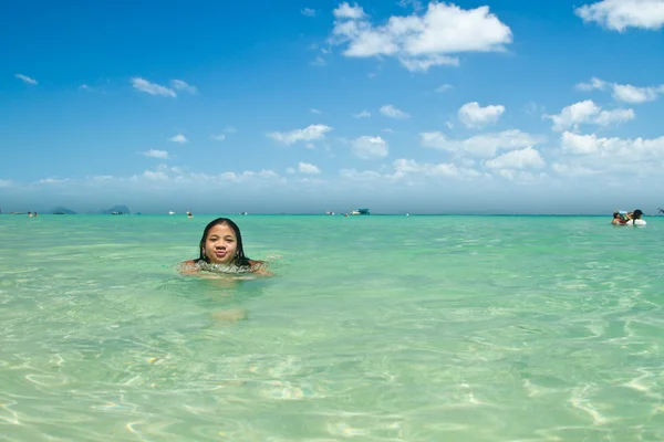 Meisje zwemmen in het water — Stockfoto