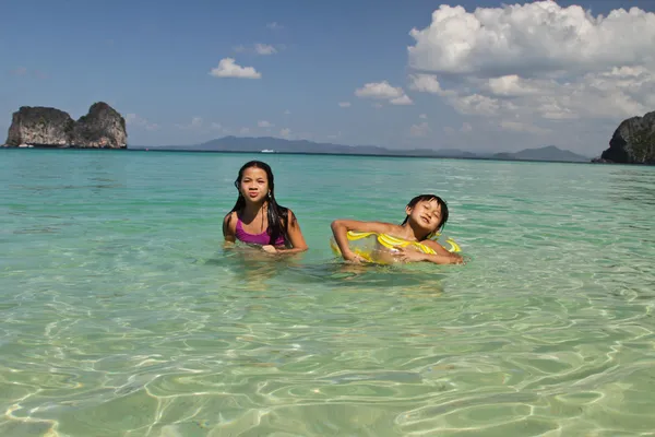 Twee meisjes zwemmen in het water — Stockfoto
