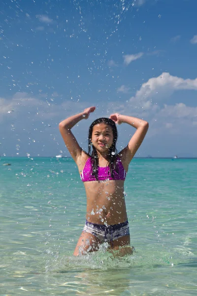 Su sıçramasına kız — Stok fotoğraf