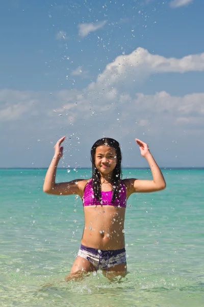 Meisje spetteren in het water — Stockfoto