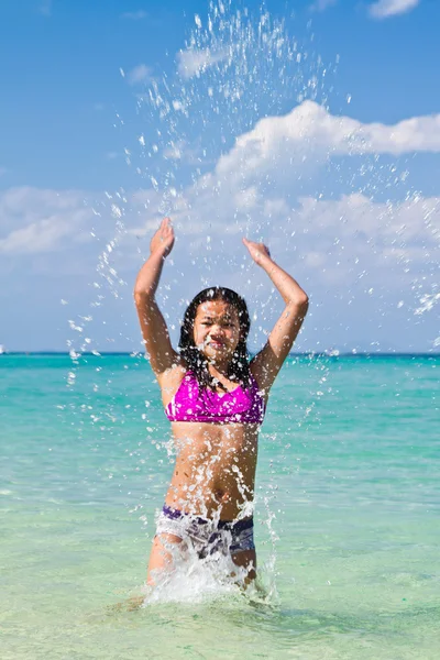 Fille éclaboussures dans l 'eau — Photo