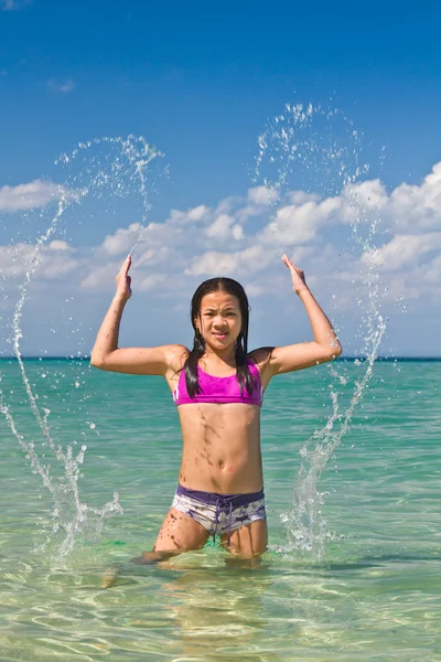 Menina salpicando na água — Fotografia de Stock