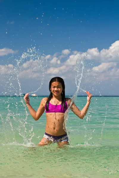 Menina salpicando na água — Fotografia de Stock