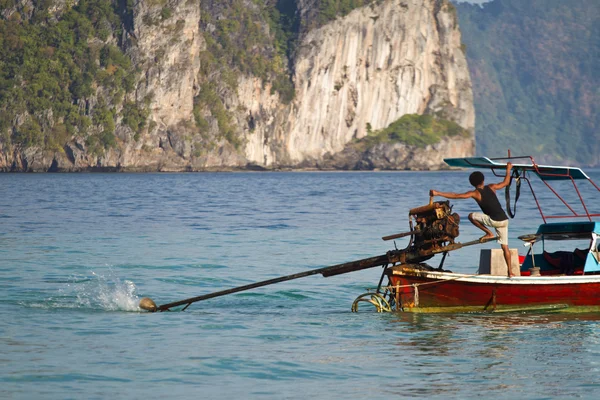 Парусный спорт на длинном хвостовом судне в Таиланде — стоковое фото