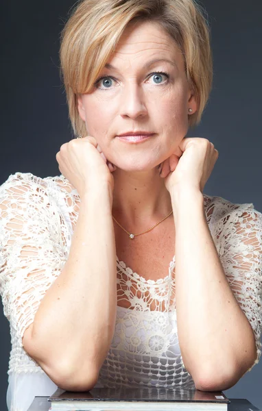 Woman elbows on books — Stock Photo, Image