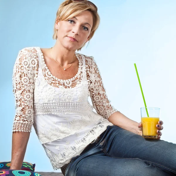 Mujer relajándose con un vaso —  Fotos de Stock