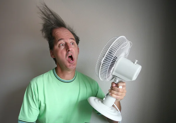 Hombre con secador de pelo —  Fotos de Stock