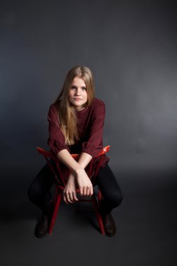 bir sandalyede oturuyor, İskandinav, sevimli genç kız