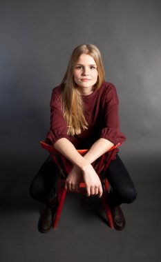 bir sandalyede oturuyor, İskandinav, sevimli genç kız