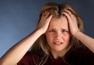 İskandinav sevimli genç kız başını elleri ile