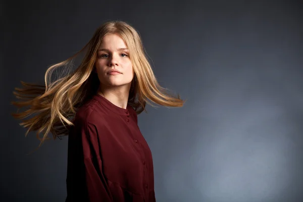 Skandinaviska söt ung flicka stående — Stockfoto