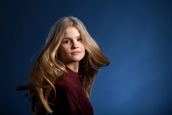 Skandináv csinos fiatal lány portréja — Stock Fotó