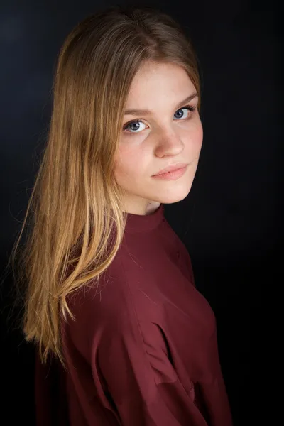 İskandinav sevimli genç kız portre saç hareketi ile — Stok fotoğraf