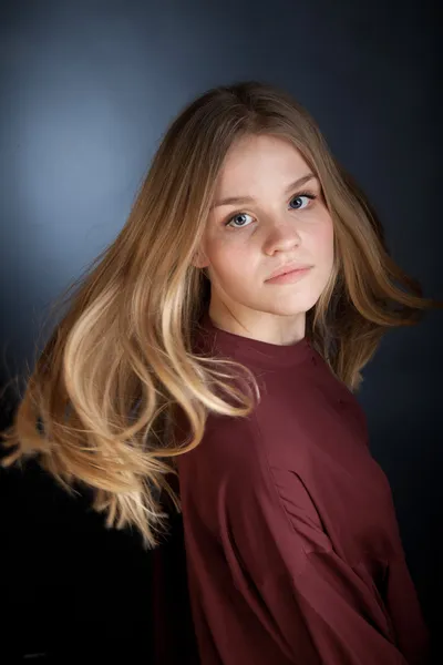 Portret skandynawskich słodkie dziewczyny z włosami w ruchu — Zdjęcie stockowe