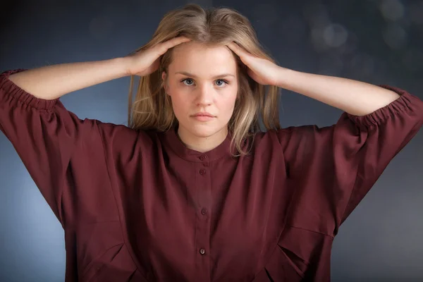 Skandinaviska söt ung tjej med händerna på huvudet — Stockfoto