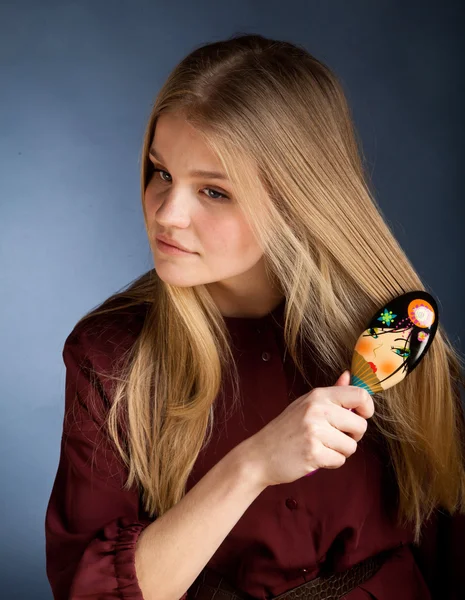 İskandinav sevimli genç kız portre saç patlama — Stok fotoğraf
