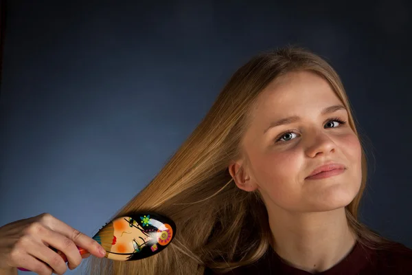 Escandinavo linda chica joven retrato estallando pelo —  Fotos de Stock