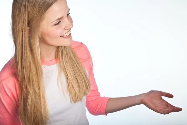 Σκανδιναβικές χαριτωμένο νεαρό κορίτσι με το χέρι όπως δείχνει κάτι — Φωτογραφία Αρχείου