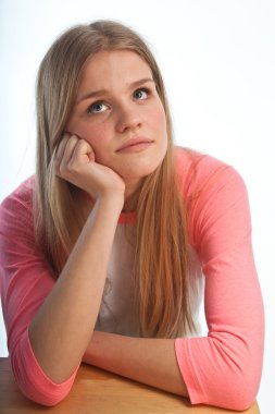 İskandinav sevimli genç kız portre başı bir yandan bakmak