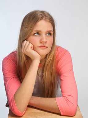 İskandinav sevimli genç kız portre başı bir yandan bakmak