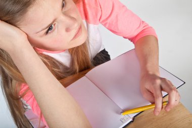 sıkılmış İskandinav sevimli genç kız ilham arayan zaman