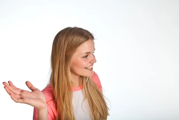 Skandinavian söpö nuori tyttö vilkuttaa kätensä kanssa — kuvapankkivalokuva