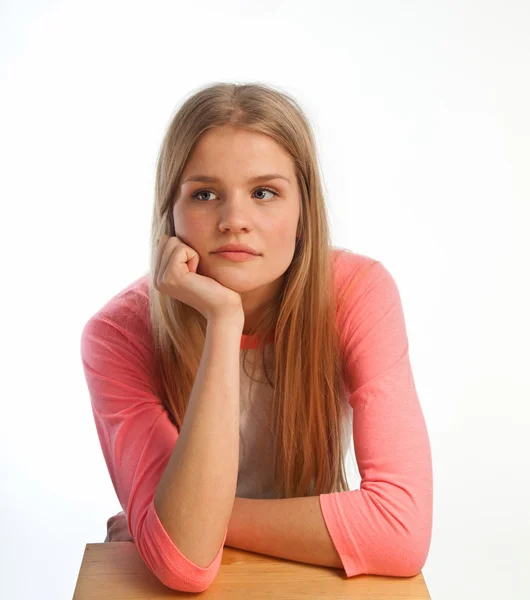 Portrét skandinávské roztomilá mladá dívka s hlavou v jedné ruce vzhled — Stock fotografie