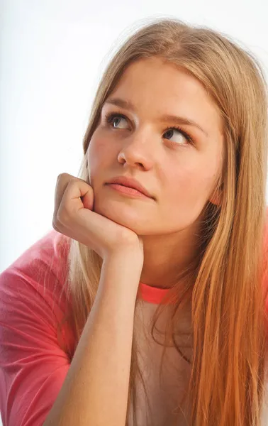 Scandinavische schattig meisje portret met hoofd zoeken in één hand — Stockfoto