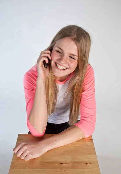 Skandynawskie ładny dziewczyna rozmawia przez telefon — Zdjęcie stockowe