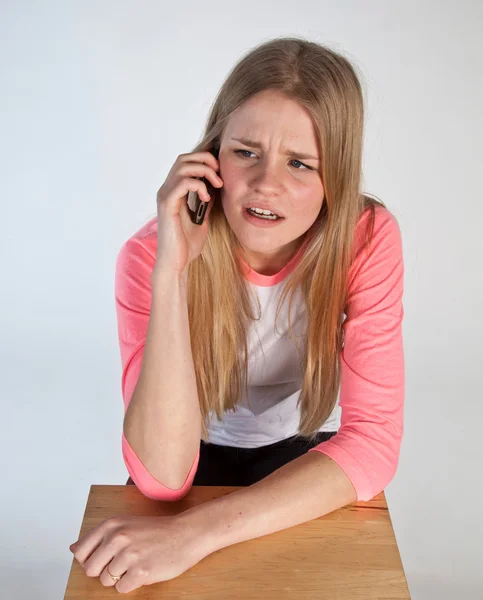 Скандинавская милая молодая девушка разговаривает по телефону — стоковое фото