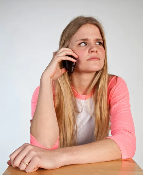 Скандинавская милая молодая девушка разговаривает по телефону — стоковое фото