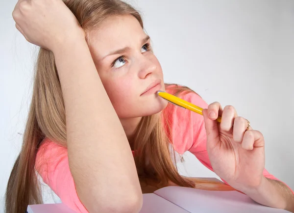 Gelangweilte skandinavische süße junge Mädchen auf der Suche nach Inspiration, wenn — Stockfoto