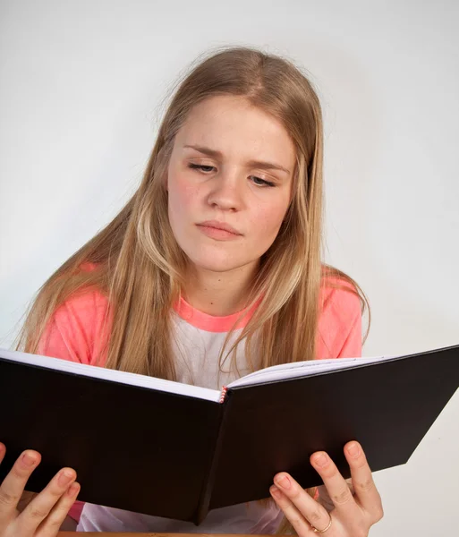 Scandinavische schattig jong meisje het lezen van een boek — Stockfoto