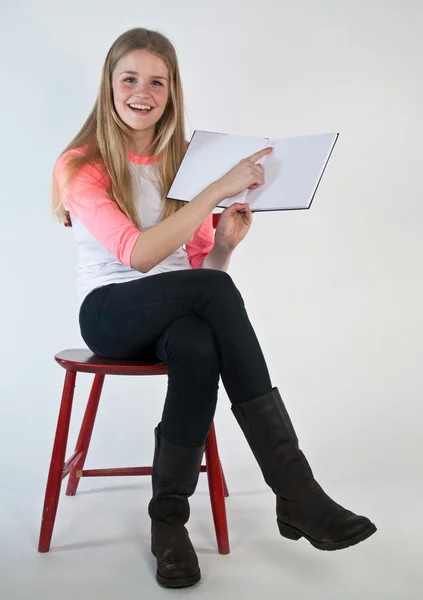 Skandinaviska söt ung flicka visar vad hon har bara skrivit — Stockfoto