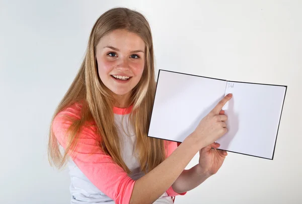 Skandynawskie ładny dziewczyna pokazując to, co ona ma tylko napisany — Zdjęcie stockowe