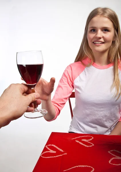 斯堪的纳维亚可爱的年轻人，接受一杯红酒 — 图库照片